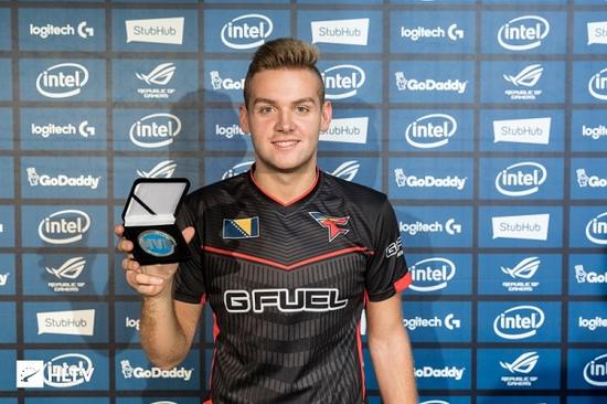 炸个痛快！王记得狂轰乱炸 小伞五杀 Cat掌控战场扳回一城