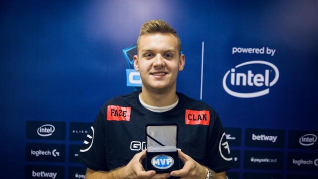 WBGvsNIP首发公布：Rookie中路对阵Xiaohu，Leyan直面Tarzan